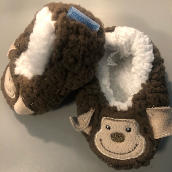 Baby slippers and newborn mittens - Picture 2 of 14